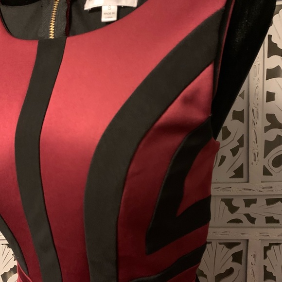 EMERALD SUNDAE NICE BURGUNDY RED & BLACK ACCENTS SLEEVELESS MINI DRESS - Picture 4 of 10